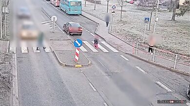 Školačku na přechodu málem srazilo auto