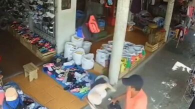 Zloděj ukradl tašku z figuríny