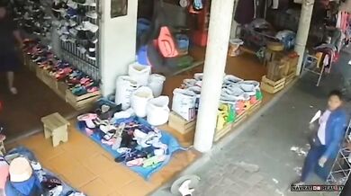 Zloděj ukradl tašku z figuríny