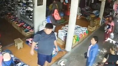 Zloděj ukradl tašku z figuríny