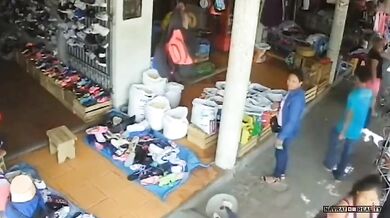 Zloděj ukradl tašku z figuríny