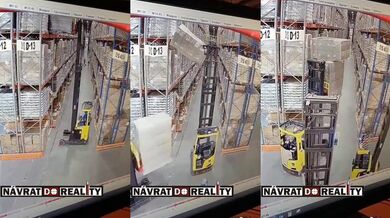 Týmová práce ve skladu s vysokozdvižným vozíkem