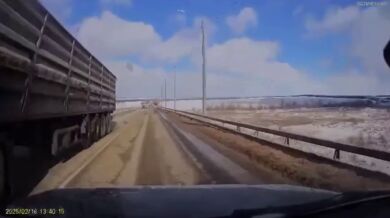 Kus ledu z kamionu zasáhl automobil