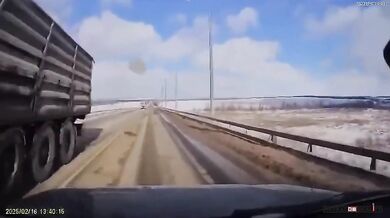 Kus ledu z kamionu zasáhl automobil