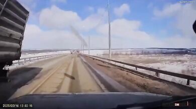 Kus ledu z kamionu zasáhl automobil