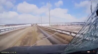 Kus ledu z kamionu zasáhl automobil