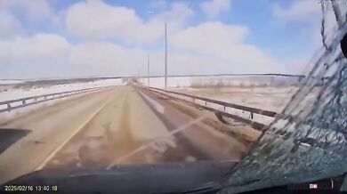 Kus ledu z kamionu zasáhl automobil