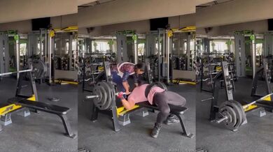 Drobná manželka se snaží vypomoci na bench-pressu