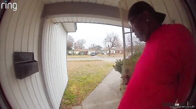 Agresivní veverka napadne muže vycházejícího z domu