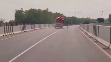 Motocyklisté nedobrzdili své stroje před nehodou dodávky převážející pytle brambor