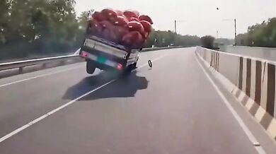 Motocyklisté nedobrzdili své stroje před nehodou dodávky převážející pytle brambor