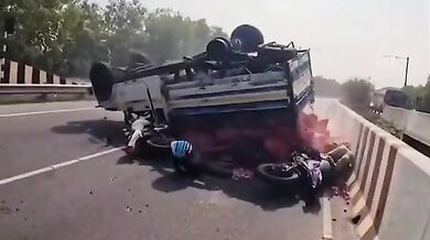 Motocyklisté nedobrzdili své stroje před nehodou dodávky převážející pytle brambor