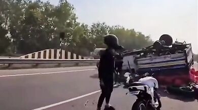 Motocyklisté nedobrzdili své stroje před nehodou dodávky převážející pytle brambor