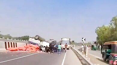 Motocyklisté nedobrzdili své stroje před nehodou dodávky převážející pytle brambor