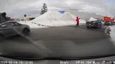 Líný řidič odmítl odstranit sníh z čelního skla