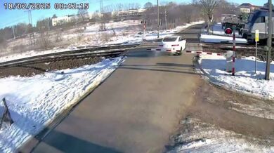 Řidič narazil do vlaku navzdory závorám