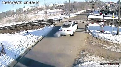 Řidič narazil do vlaku navzdory závorám