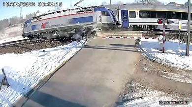 Řidič narazil do vlaku navzdory závorám