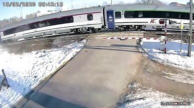 Řidič narazil do vlaku navzdory závorám