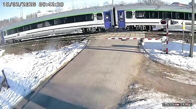 Řidič narazil do vlaku navzdory závorám