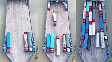 Nakládání nákladních vozidel na trajekt v Číně