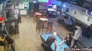 Opilec si sáhl na špatný zadek