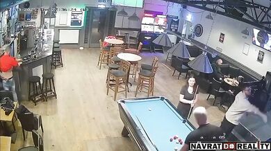 Opilec si sáhl na špatný zadek