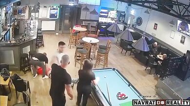 Opilec si sáhl na špatný zadek