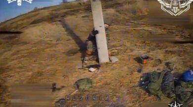 Tanec u sloupu mezi ruským vojákem a kamikaze dronem