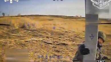 Tanec u sloupu mezi ruským vojákem a kamikaze dronem