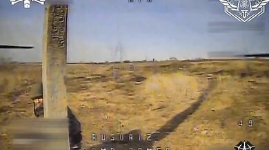 Tanec u sloupu mezi ruským vojákem a kamikaze dronem