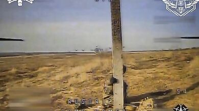 Tanec u sloupu mezi ruským vojákem a kamikaze dronem