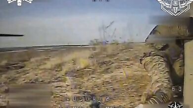 Tanec u sloupu mezi ruským vojákem a kamikaze dronem