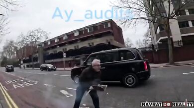 Muž spálil Korán před tureckým velvyslanectvím v Londýně