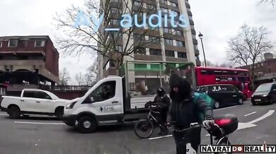 Muž spálil Korán před tureckým velvyslanectvím v Londýně