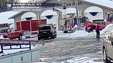 Těžký sníh způsobil zřícení hasičské stanice v New Yorku