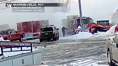 Těžký sníh způsobil zřícení hasičské stanice v New Yorku