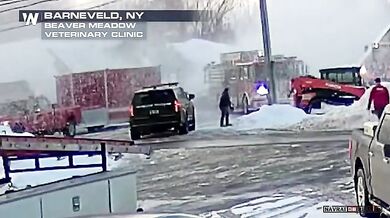 Těžký sníh způsobil zřícení hasičské stanice v New Yorku
