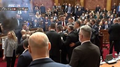 Chaos v srbském parlamentu