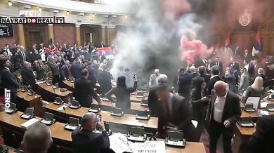 Chaos v srbském parlamentu