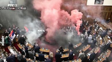 Chaos v srbském parlamentu