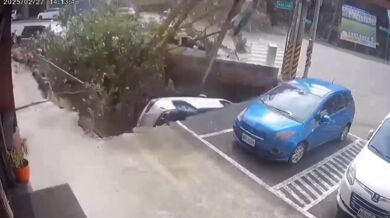 Obří propadlina na Tchaj-wanu pohltila auto