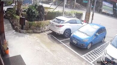 Obří propadlina na Tchaj-wanu pohltila auto