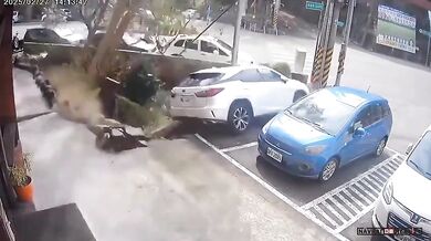 Obří propadlina na Tchaj-wanu pohltila auto