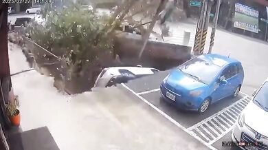 Obří propadlina na Tchaj-wanu pohltila auto