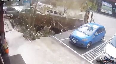 Obří propadlina na Tchaj-wanu pohltila auto