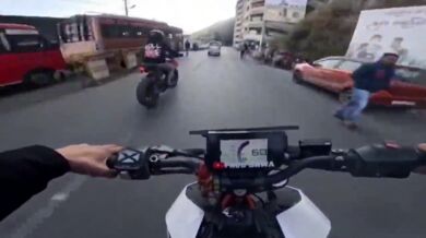 Motorkář snažící se rychle projet městem