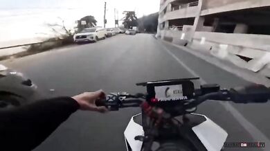 Motorkář snažící se rychle projet městem