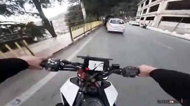 Motorkář snažící se rychle projet městem