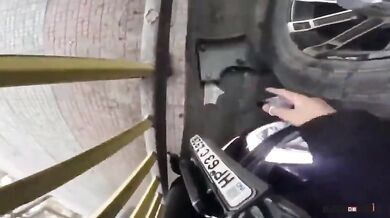 Motorkář snažící se rychle projet městem